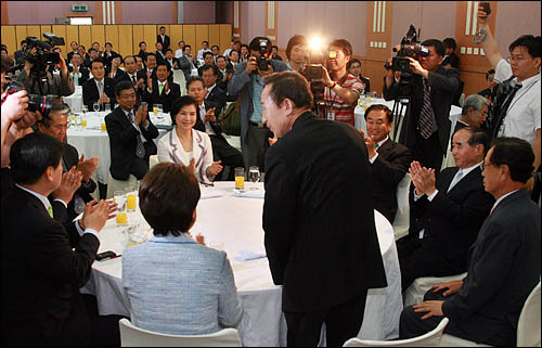 이명박 한나라당 예비후보가 4일 오전 서울 여성프라자에서 선대위원들을 대상으로 열린 한반도 대운하 설명회에서 인사말을 마친뒤 선대위 간부들로부터 박수를 받고 있다. 